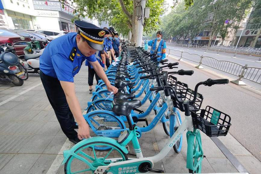 郑州：车身广告大治理 向共享单车“牛···